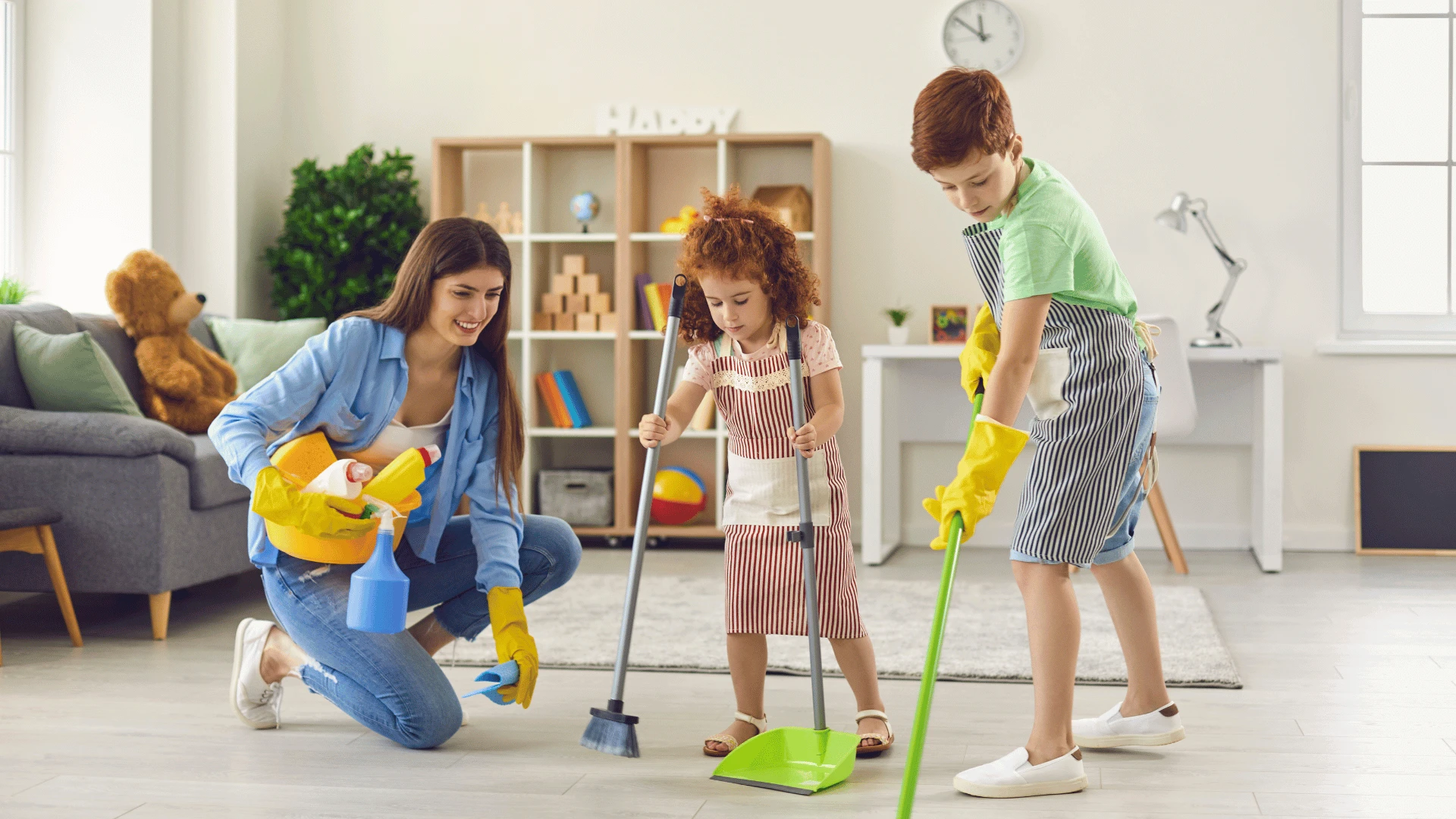 أم وأطفالها ينظفون غرفة المعيشة بمنتجات Y-Needs