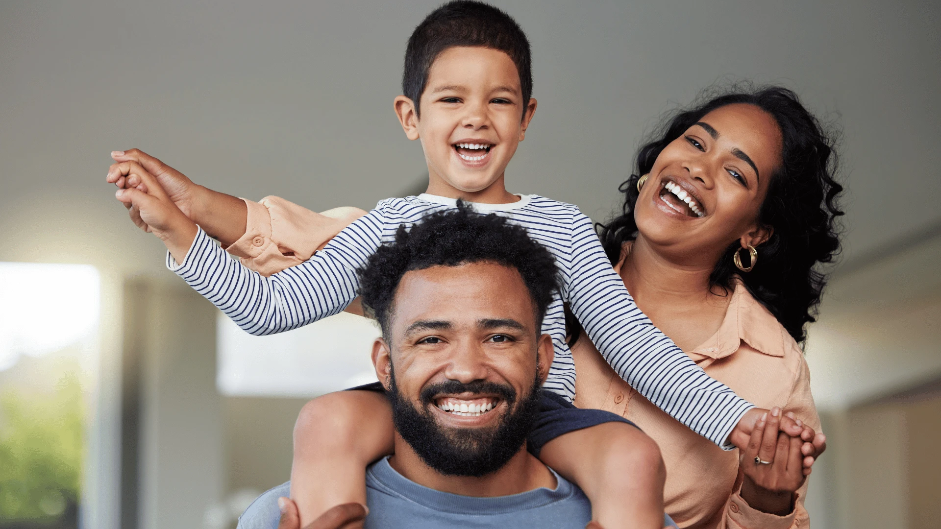 سياسة الخصوصية – عائلة سعيدة تتسوق بأمان من Y-Needs